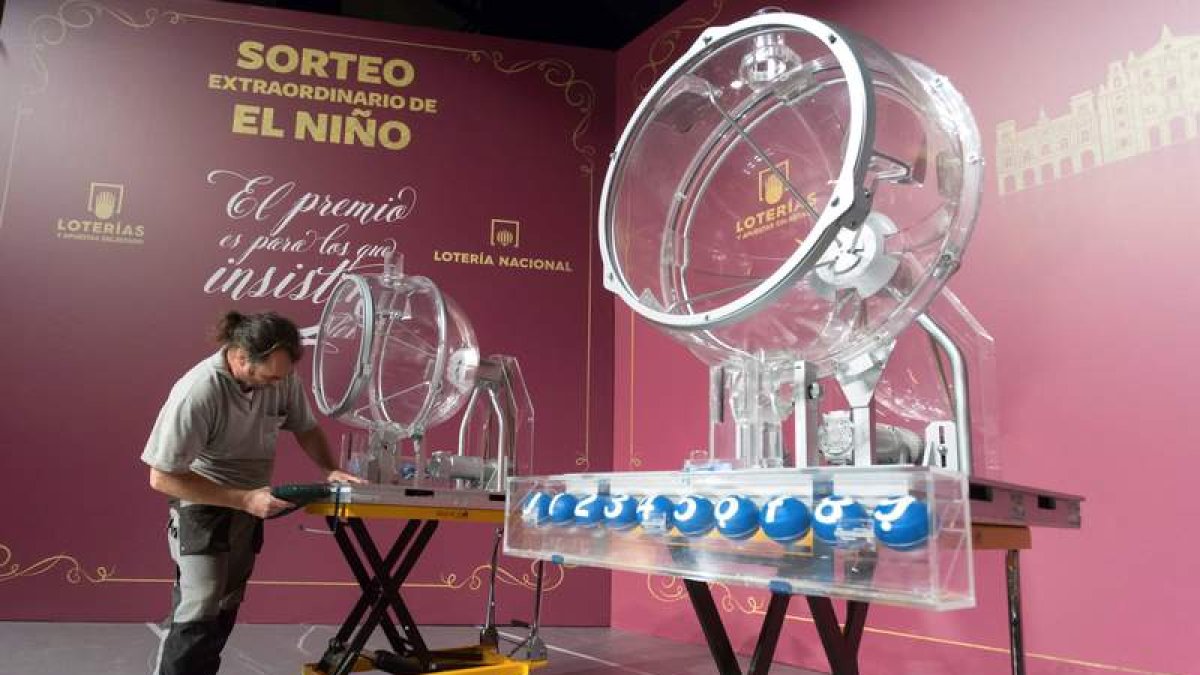 Instalación de los bombos que se utilizarán en el Sorteo Extraordinario del Niño. RAÚL SANCHIDRIÁN