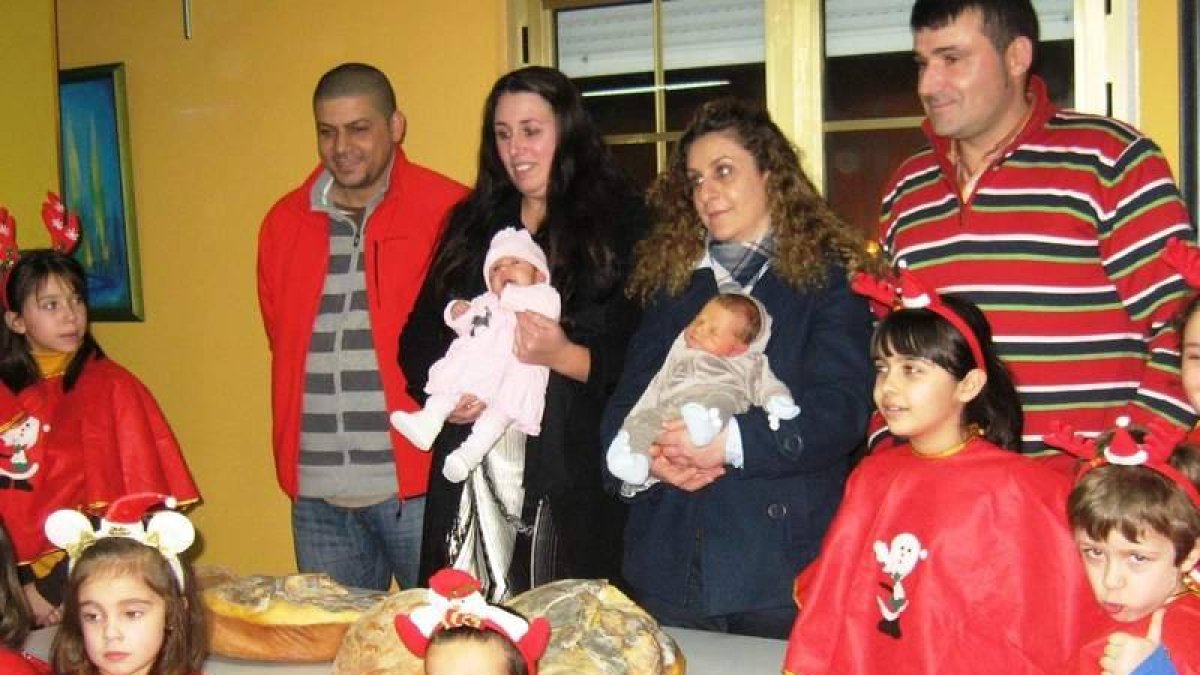 Las familias de los niños recibieron ayer el curioso 'cheque-bebé' del jamón y la hogaza