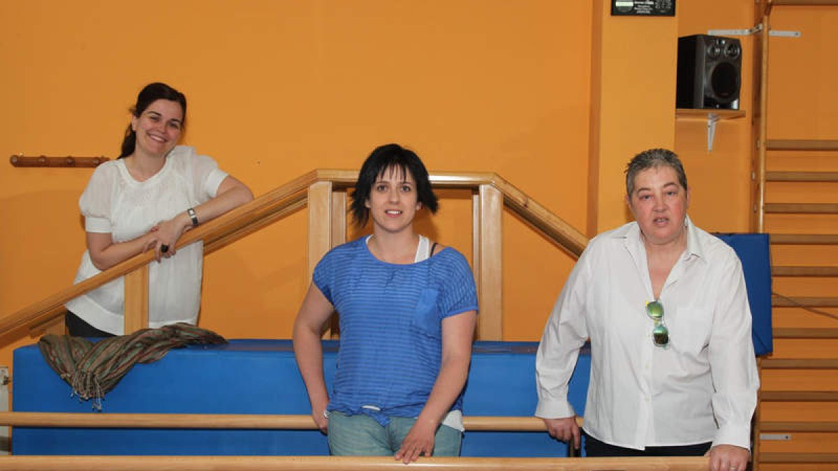 María Montiel, Lorena Prieto y María Beirán, afectadas por esclerosis múltiple, en el gimnasio de rehabilitación de Aldem.