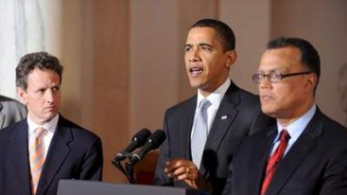 Obama anuncia, acompañado de Geithner y Montgomery, el plan de reestructuración automovilístico