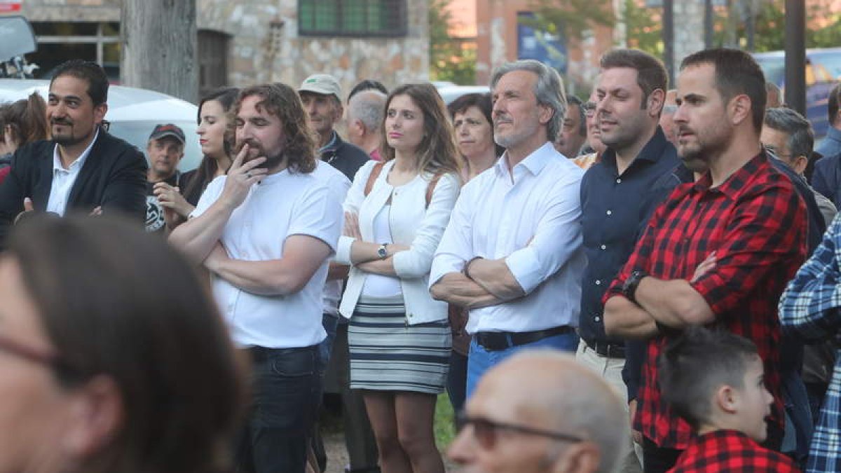 Pedro Muñoz y otros representantes de CB, anoche. L. DE LA MATA