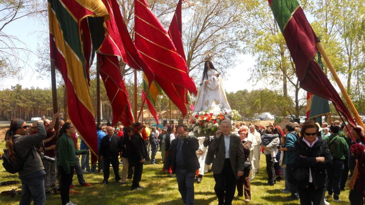 Los pendones escoltan el paso de la Virgen.