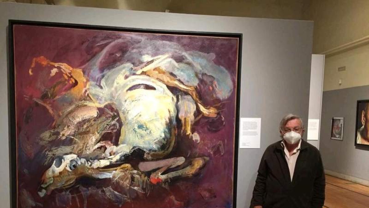 José Carralero posa con la obra que expone en el Museo de Ciencias Naturales. DL