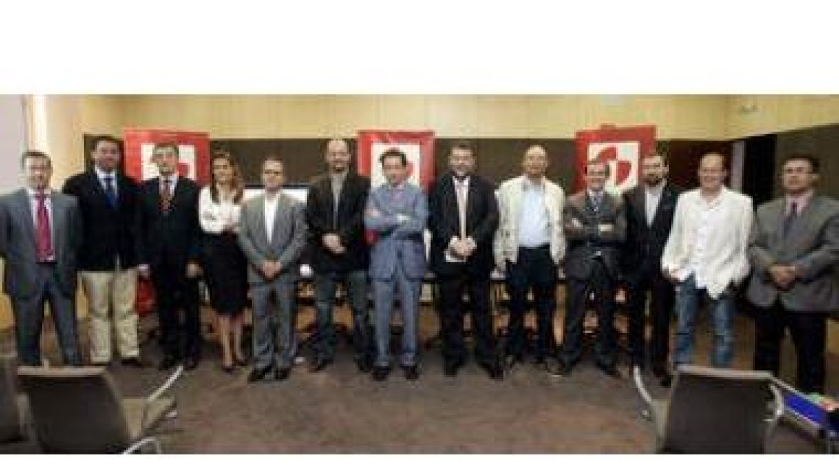 Los responsables de la cadena junto con los presidentes de los clubes más representativos.