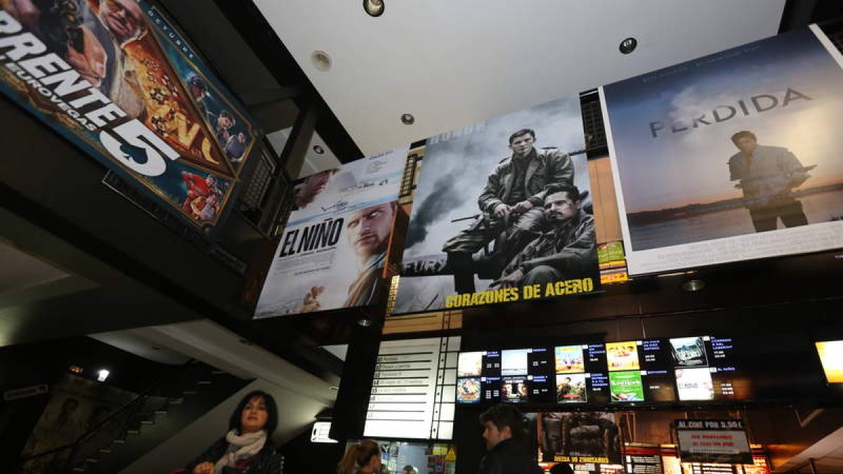 Imagen de espectadores esperando para entrar en una de las salas de cine de la ciudad