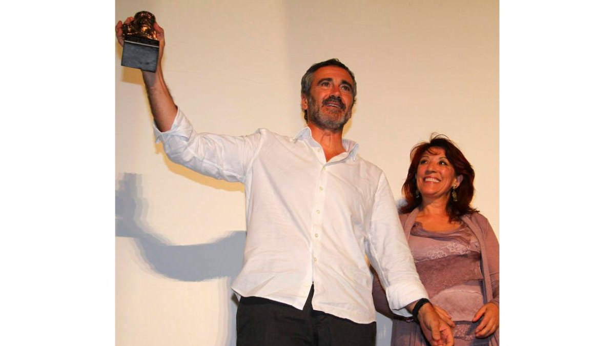 Fésser muestra su premio junto a la alcadesa.