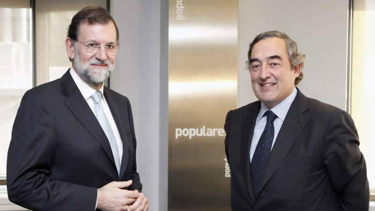 Rajoy junto al presidente de la CEOE, Rosell. También se reunió con los sindicatos.