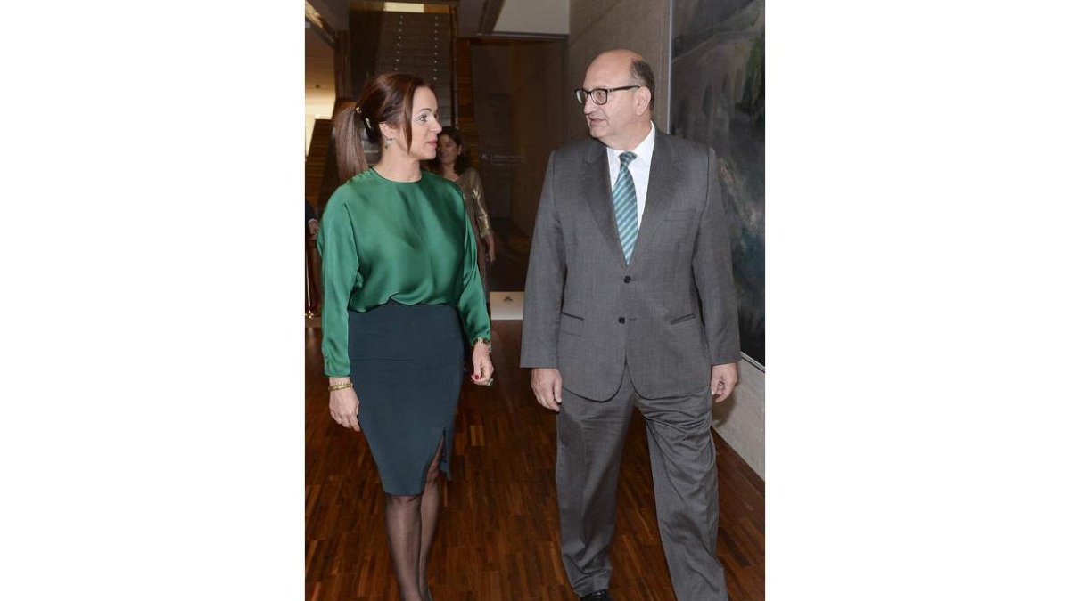 Silvia Clemente conversa con Ramón Álvarez. NACHO GALLEGO