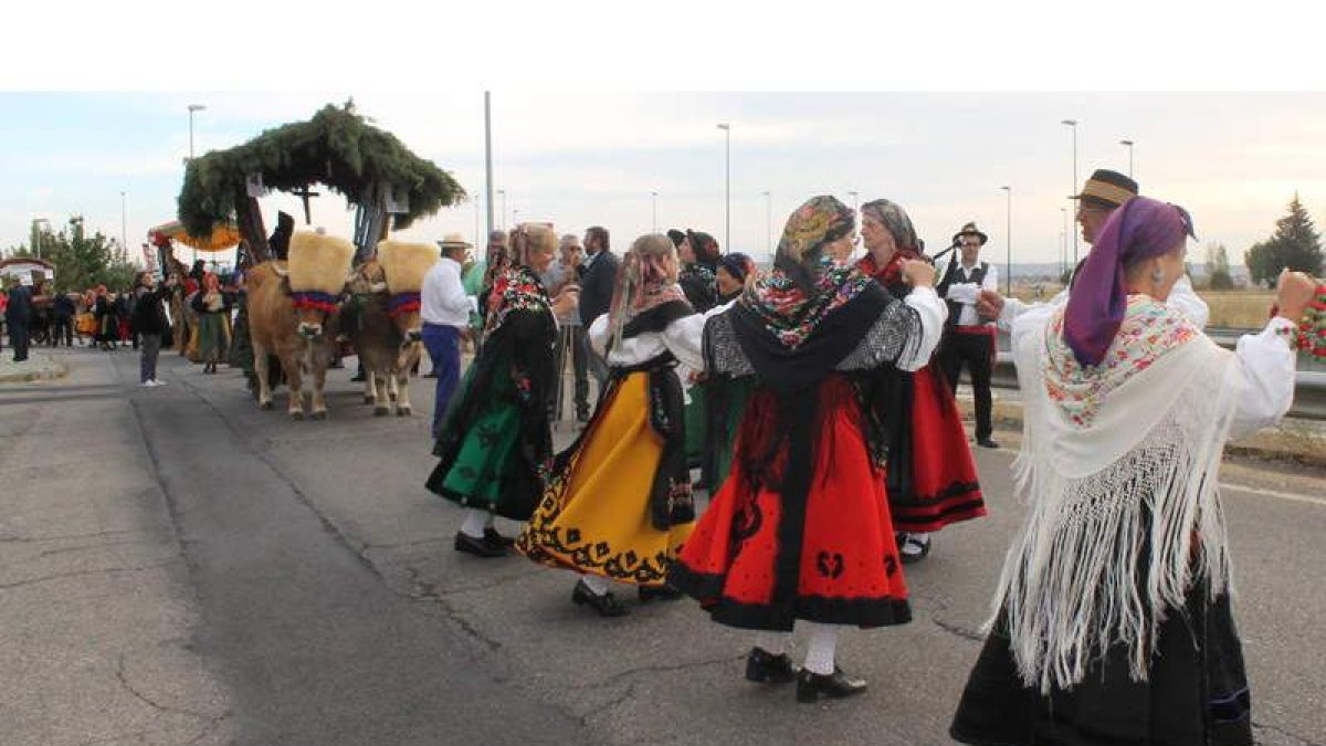 Los vecinos de Villaquilambre participan en San Froilán con dos carros engalanados, grupos de bailes regionales y otros que tocan instrumentos y acompañan. DL