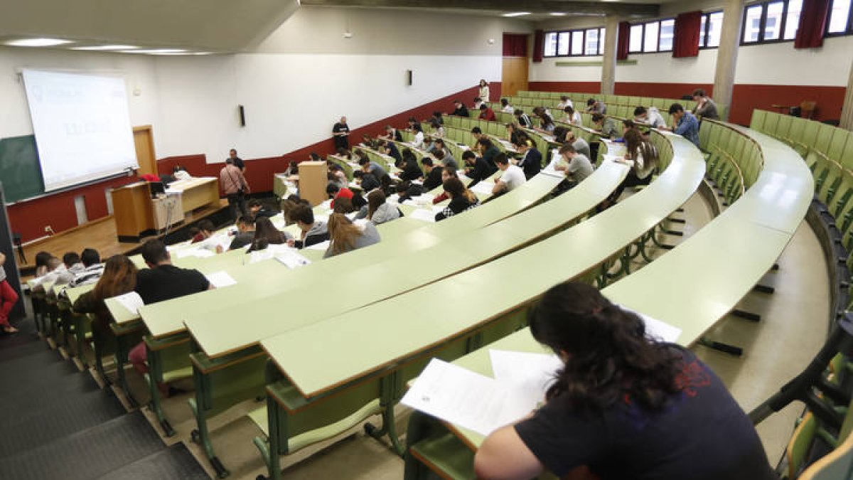 Estudiantes en una prueba de acceso a la Universidad. J.F.S.