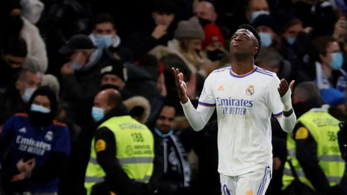 Vinicius celebra el segundo gol del equipo madridista durante el encuentro disputado frente al Sevilla en el Santiago Bernabéu. BALLESTEROS