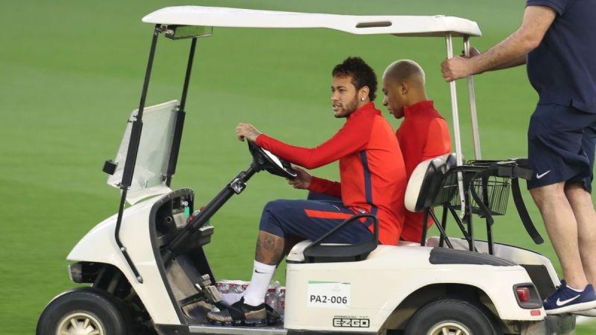 Neymar conduce un carrito de golf, en Catar.