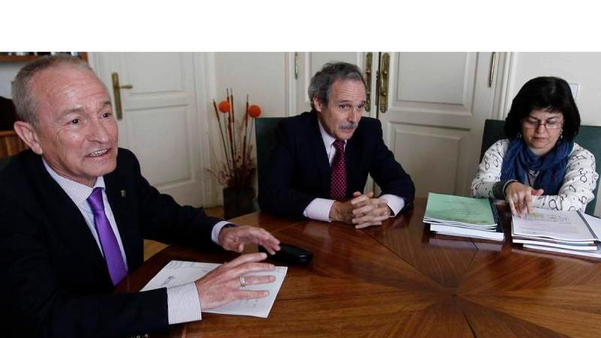 Jorge Civis, director del Igme, José Manuel Baltuille, director de infraestructuras, y Ángela Suárez, directora de la sede en León.