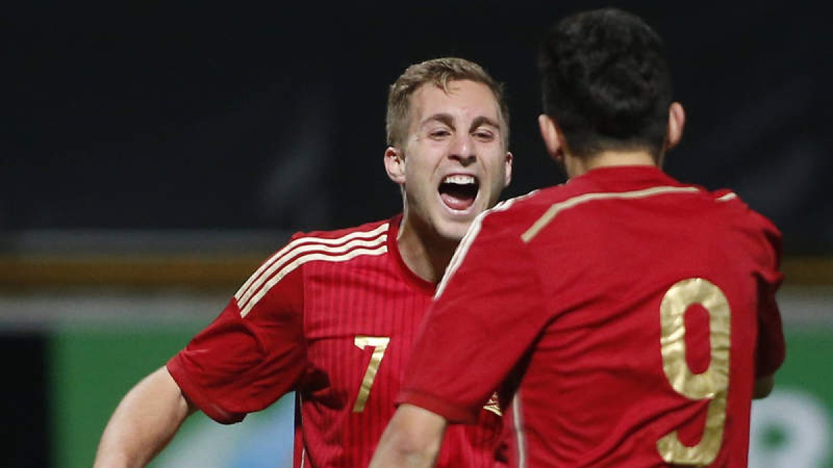 Las genialidades de Gerard Deulofeu, que en la imagen celebra un gol con Munir, tardarán en olvidarse para todos los aficionados que acudieron al Reino de León.