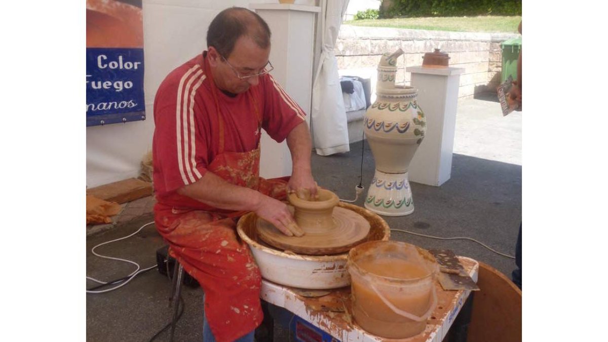 Uno de los alfareros participantes en la muestra.