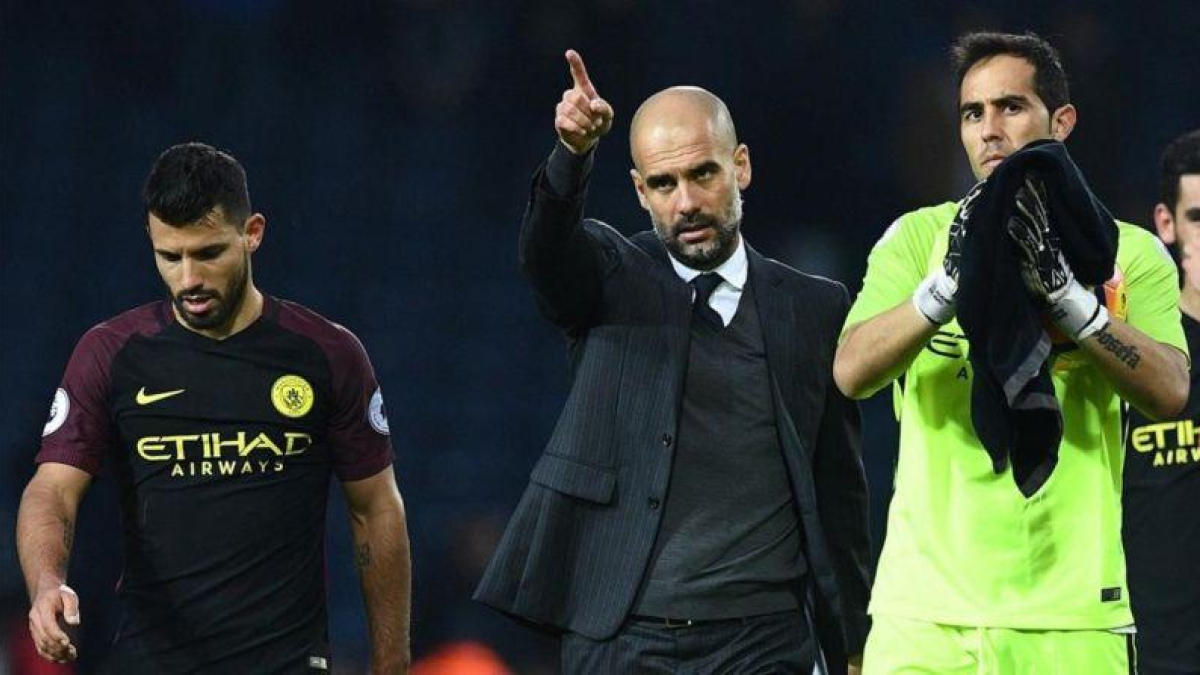 Pep Guardiola conmina a Agüero y Bravo a saludar a los seguidores del City desplazados a West Bromwich.