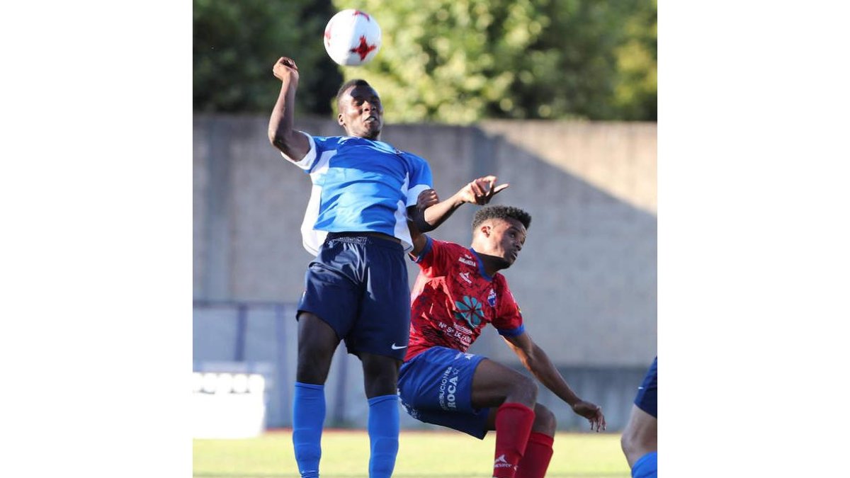 El berciano Raly fue el jugador que causó más problemas a la zaga deportivista. L. DE LA MATA
