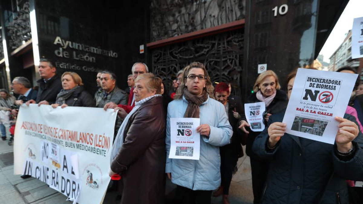 Los vecinos se manifestaron ayer ante el consistorio. RAMIRO