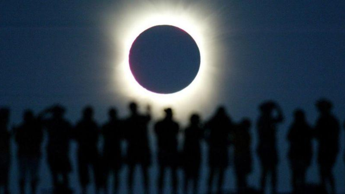 Unos turistas observan un eclipse solar total en Australia, en el 2002.