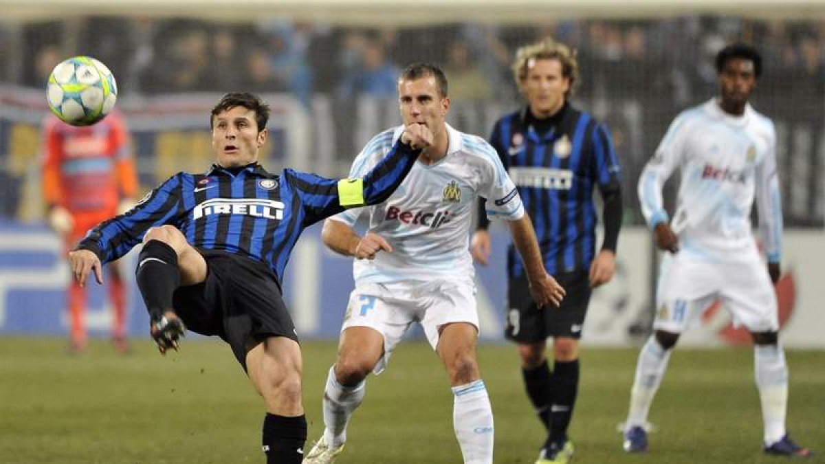 Zanetti pelea por un balón ante la oposición de los futbolistas del Olympique de Marsella.