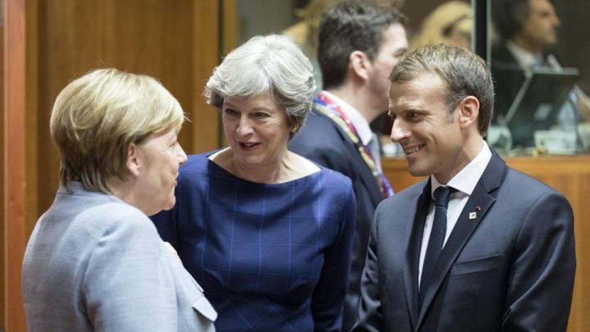 La canciller alemana, Angela Merkel, habla con la primera ministra británica, Theresa May, y con el presidente francés, Emmanuel Macron, antes del comienzo de la cumbre del Consejo Europeo en Bruselas.