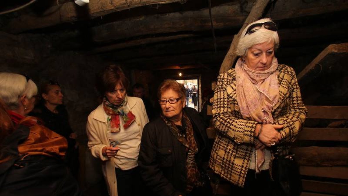 Celia Fernández (en el centro), sobrina de los dos hermanos, en la bodega de Villalibre