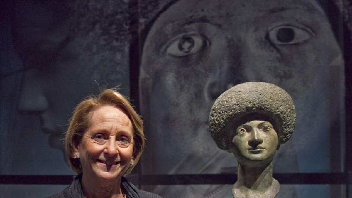 La comisaria de la muestra ‘Historias de tocador’, Teresa Carreras, con una de las obras.