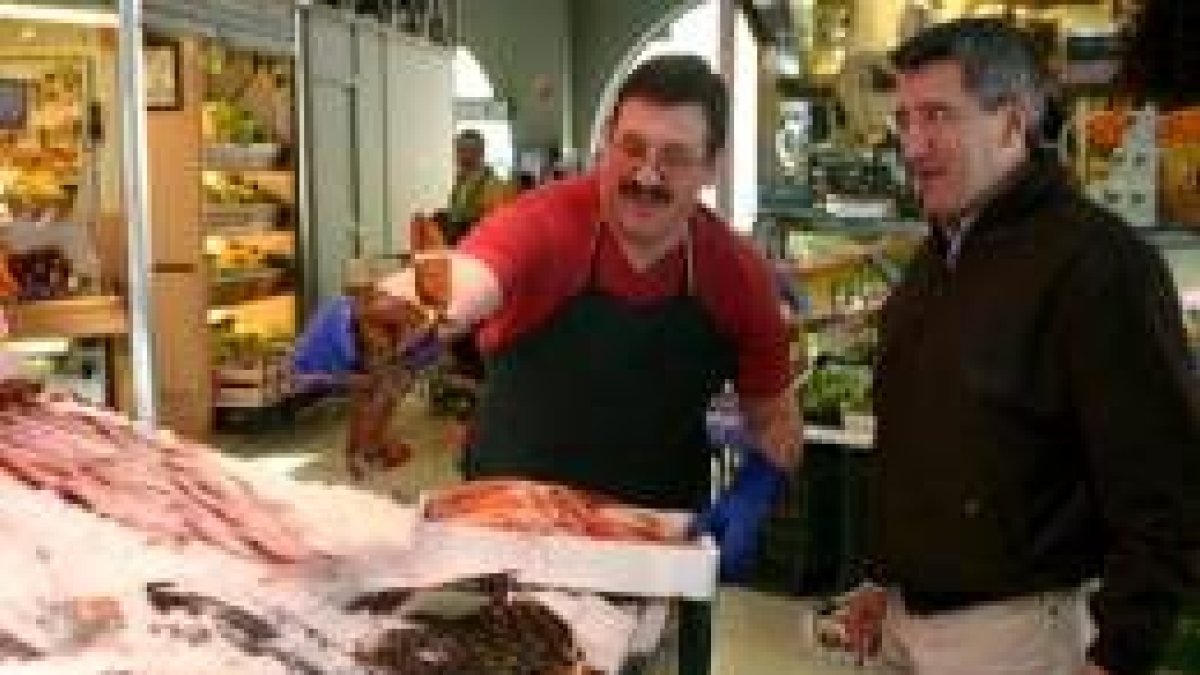 Francisco Fernández paseó por el Mercado del Conde Luna tras presentar sus propuestas para la zona