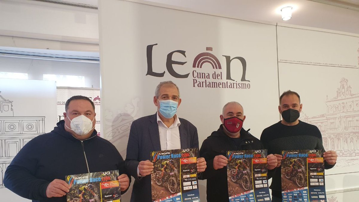 El concejal de Régimen Interior, Movilidad y Deportes, Vicente Canuria, junto a los organizadores de la MMR Power Race, esta mañana, durante la rueda de prensa en que se ha presentado la prueba. DL