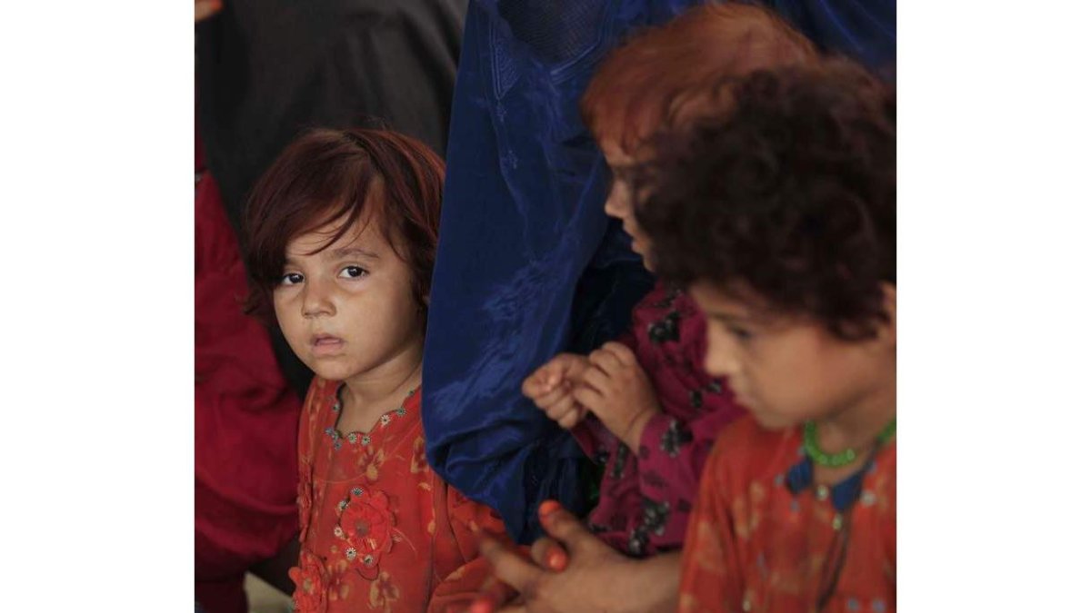 Niños afganos esperan la salida del autobús que los devuelve a su país. ARSHAD ARBAB