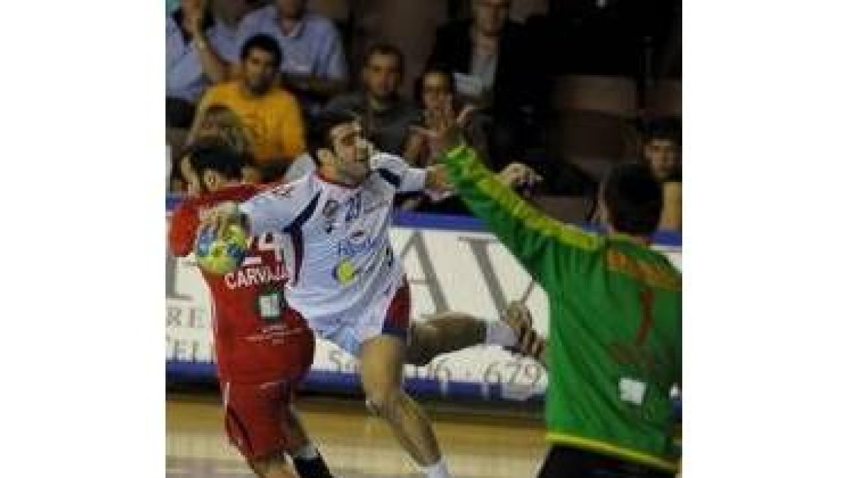 Ortigosa, con nueve tantos, fue el mejor del Ademar y el máximo goleador del partido