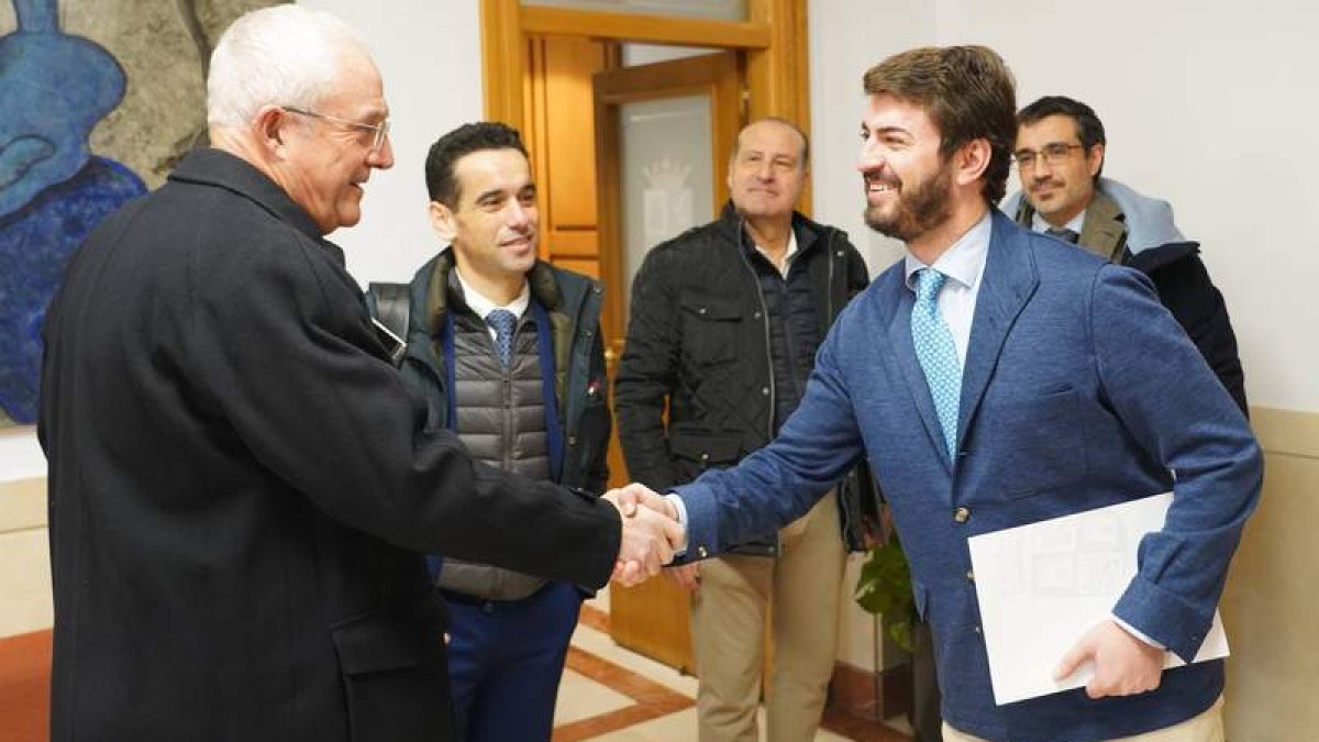 García-Gallardo, con un responsable de Vall Companys. RUBÉN CACHO