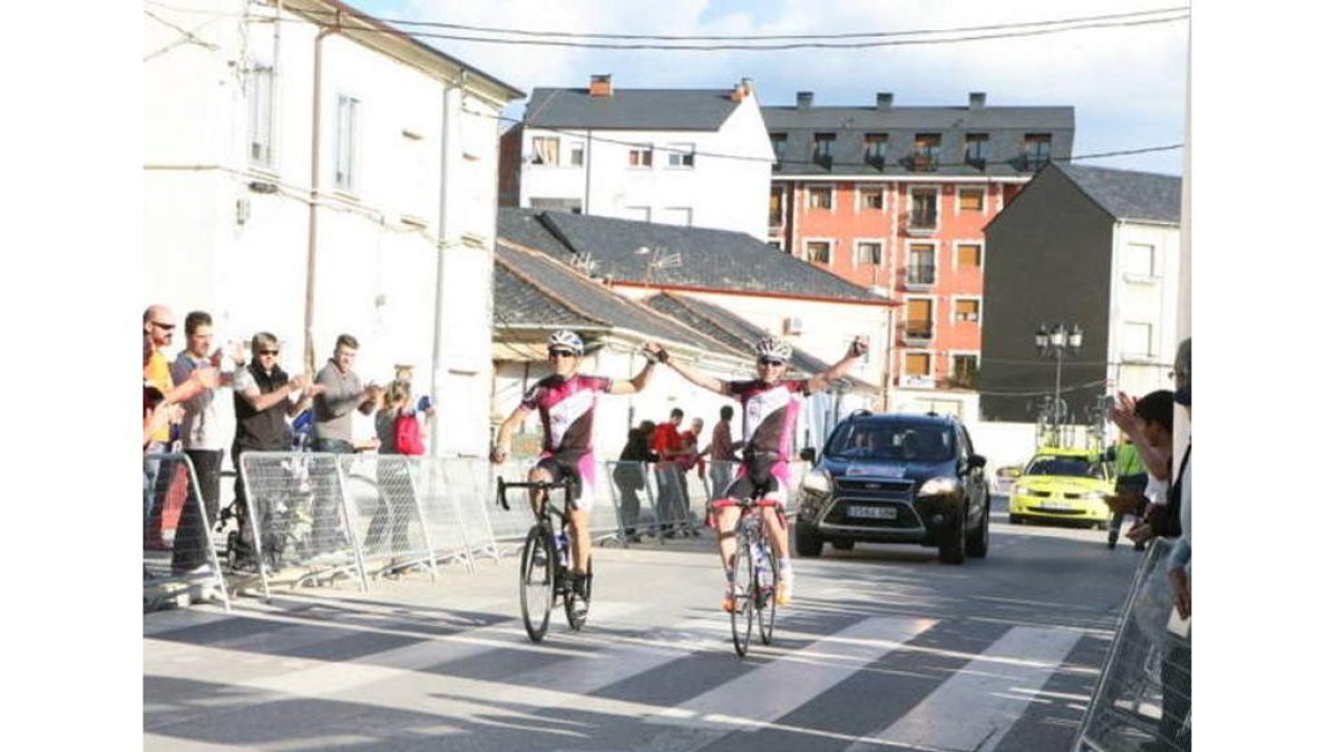 Carlos y Mario cruzaron la línea de meta de la mano