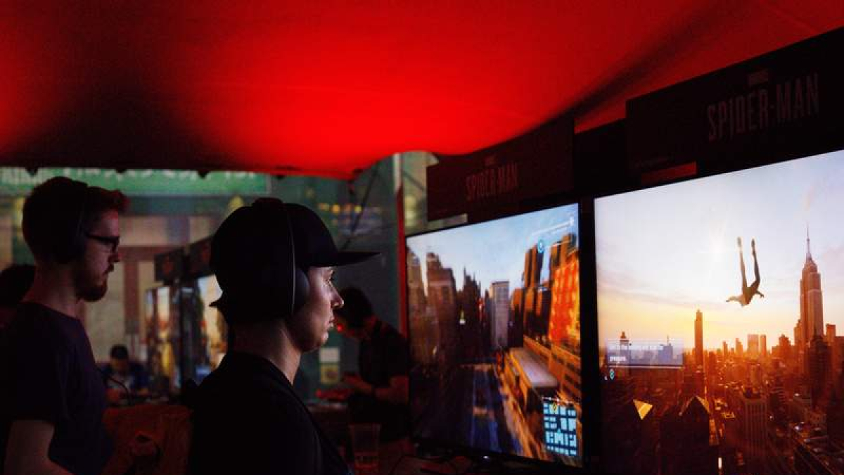Varios aficionados se entretienen con el juego de Spiderman. EUGENE GARCIA