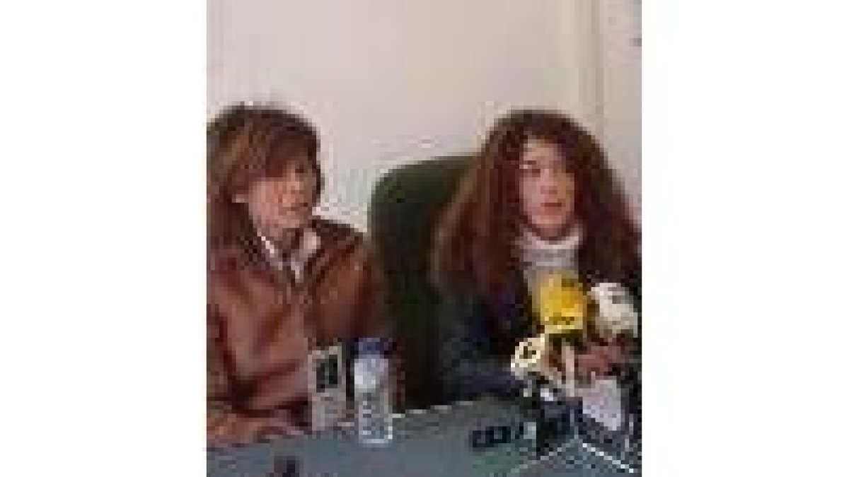 La madre y la hermana de Sheila Barrero, en una imagen de archivo