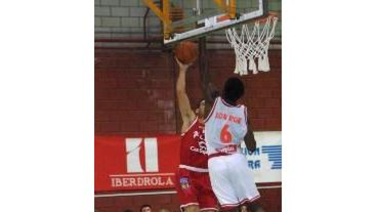 Lou Roe, con la camiseta de Gijón, podría vestir la de León esta temporada