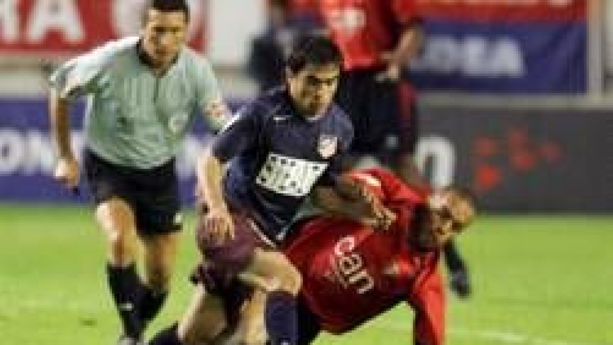 Ibagaza trata de llevarse el balón ante la presencia del leonés Valdo