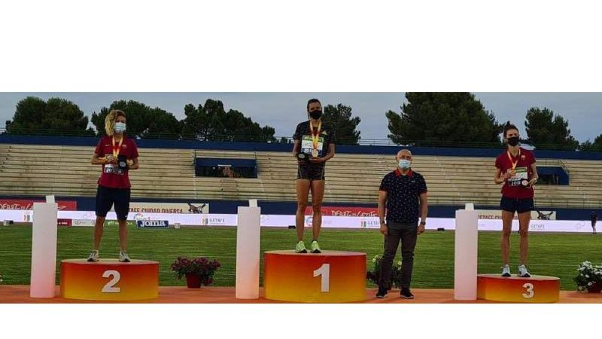 Blanca Fernánez, a la derecha, en el tercer peldaño del podio tras su destacada actuación en los 3.000 metros obstáculos. RFEA