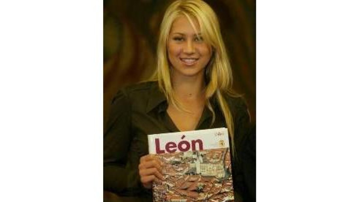 Kournikova sabe posar, como lo hizo en el Ayuntamiento con un libro