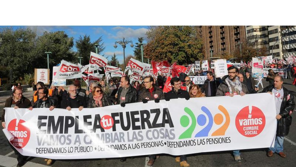 La protesta convocada por la Cumbre Social arrancó en la plaza de Guzmán el Bueno.
