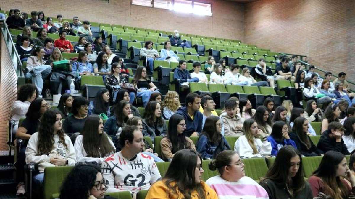 Alumnos y profesores en el paraninfo de Veterinaria. DL