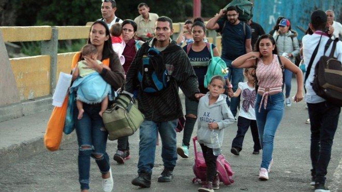 Una familia venezolana cruza a Colombia por el Puente Internacional Simón Bolivar en Cúcuta.