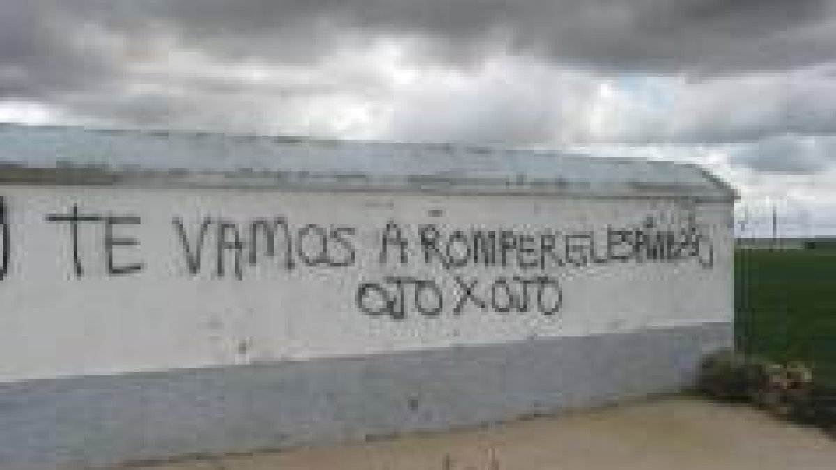 Vista parcial de la pintada, en la que se lee la clara amenaza que dirige al alcalde de Villaobispo
