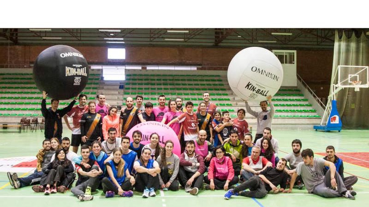Foto de familia de los participantes en el curso-exhibición de kin-ball, deporte que pretende tener su espacio en León. F. OTERO PERANDONES