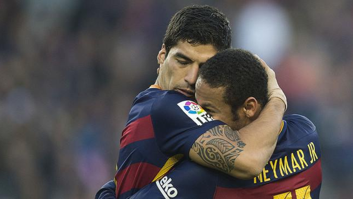 Neymar felicita a Suárez tras el gol del delantero uruguayo ante el Villarreal.