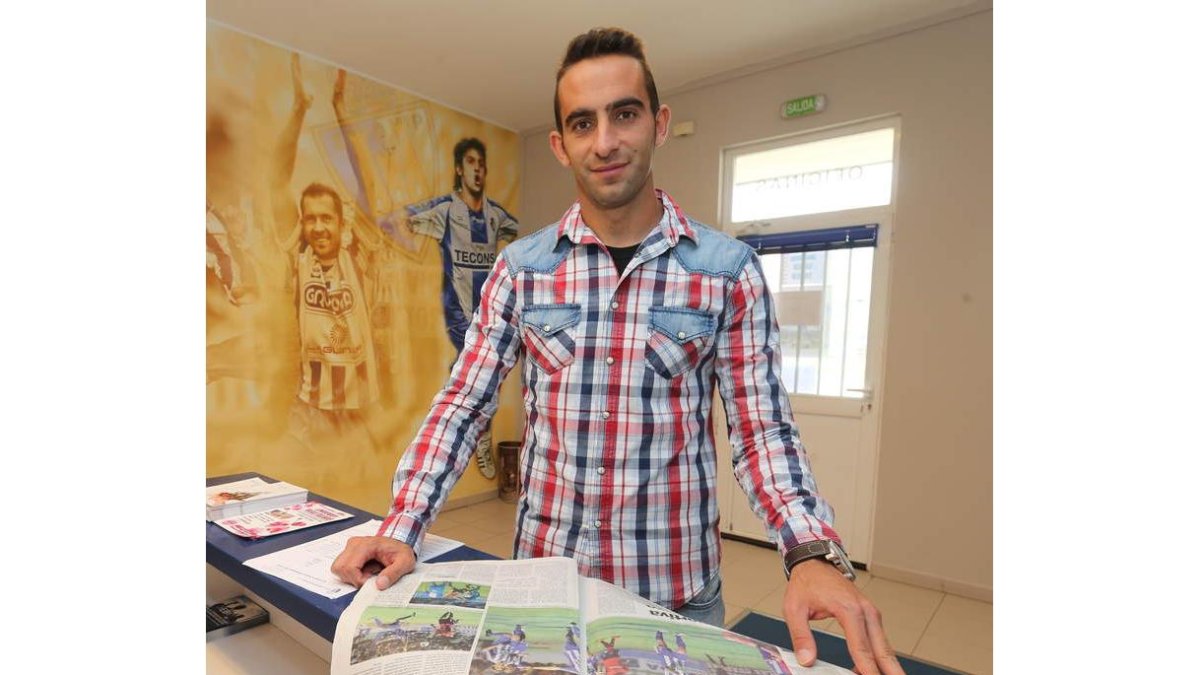 El jugador de la Ponferradina Alberto Aguilar se mide el lunes a su ex equipo
