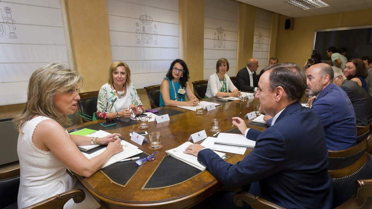 María José Salgueiro, ayer, junto al resto de subdelegados del Gobierno.