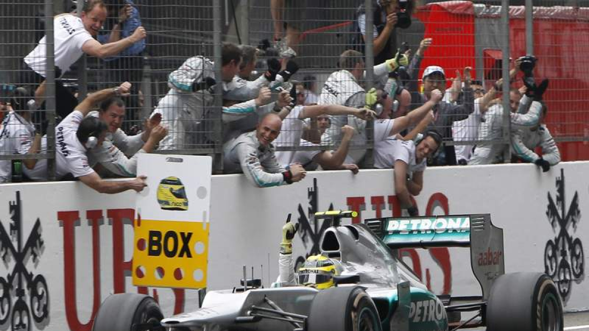Rosberg (Mercedes AMG) celebra junto al muro su primera victoria en Fórmula 1.