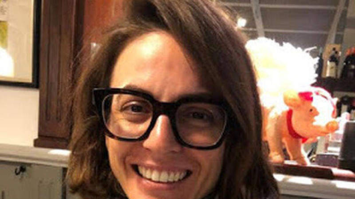 Cecilia Marogna, detenida por malgastar una fortuna en artículos de lujo, y el cardenal Becciu. CLAUDII PERI