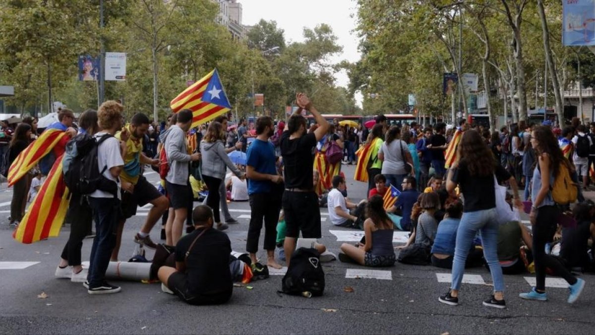 Estudiantes ocupan la Gran Via, este viernes